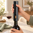 Abridor ParisWine em uso na abertura de uma garrafa de vinho