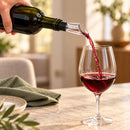 Bico dosador do kit ParisWine servindo vinho em uma taça