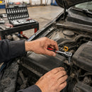 Uso da catraca com soquete em um pequeno reparo no compartimento do motor de um carro.