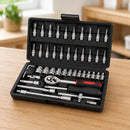 Kit de ferramentas 46 peças com maleta aberta, catraca reversível, soquetes, pontas e extensões organizados.