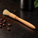 UltraBrush sobre bancada escura com grãos de café, sem textos