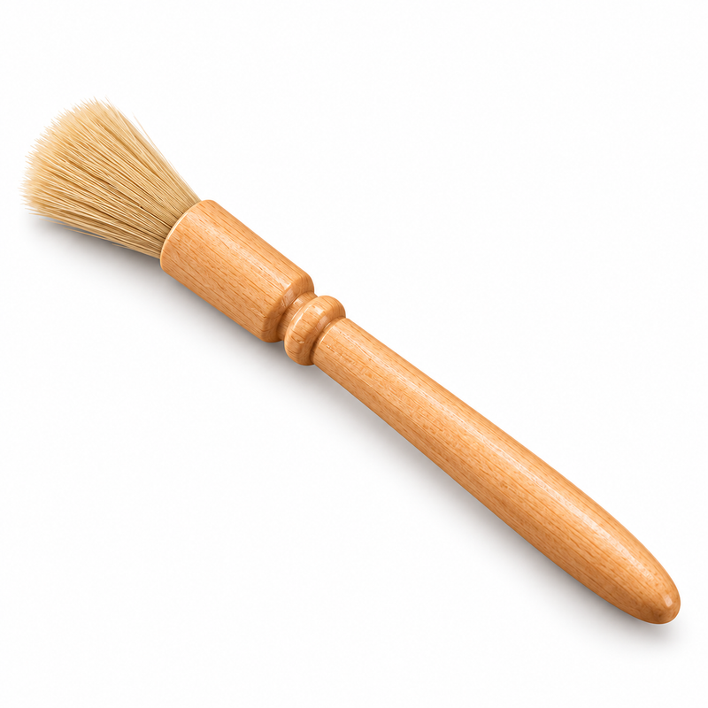 Pincel UltraBrush de cabo amadeirado e cerdas claras em fundo branco