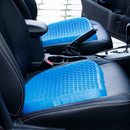 Almofadas VittaGel Comfort de gel colmeia azul posicionadas nos bancos dianteiros de um carro.