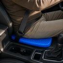 Close da almofada VittaGel Comfort de gel colmeia azul sendo utilizada no banco do carro durante a condução.