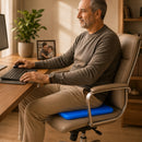 Homem utilizando a almofada VittaGel Comfort de gel colmeia azul em cadeira de escritório para mais conforto ao trabalhar sentado.